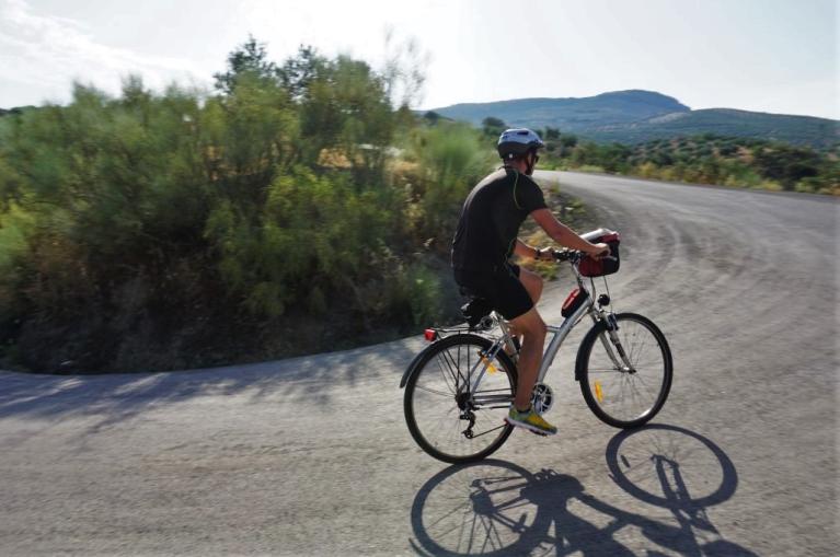 Cycliste sur les routes d'Andalousie 