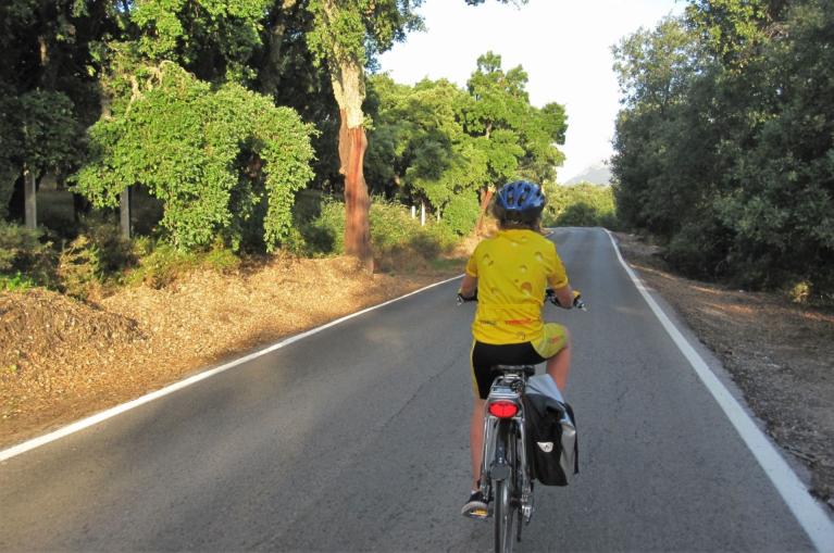 Cycliste dans un village Andalou